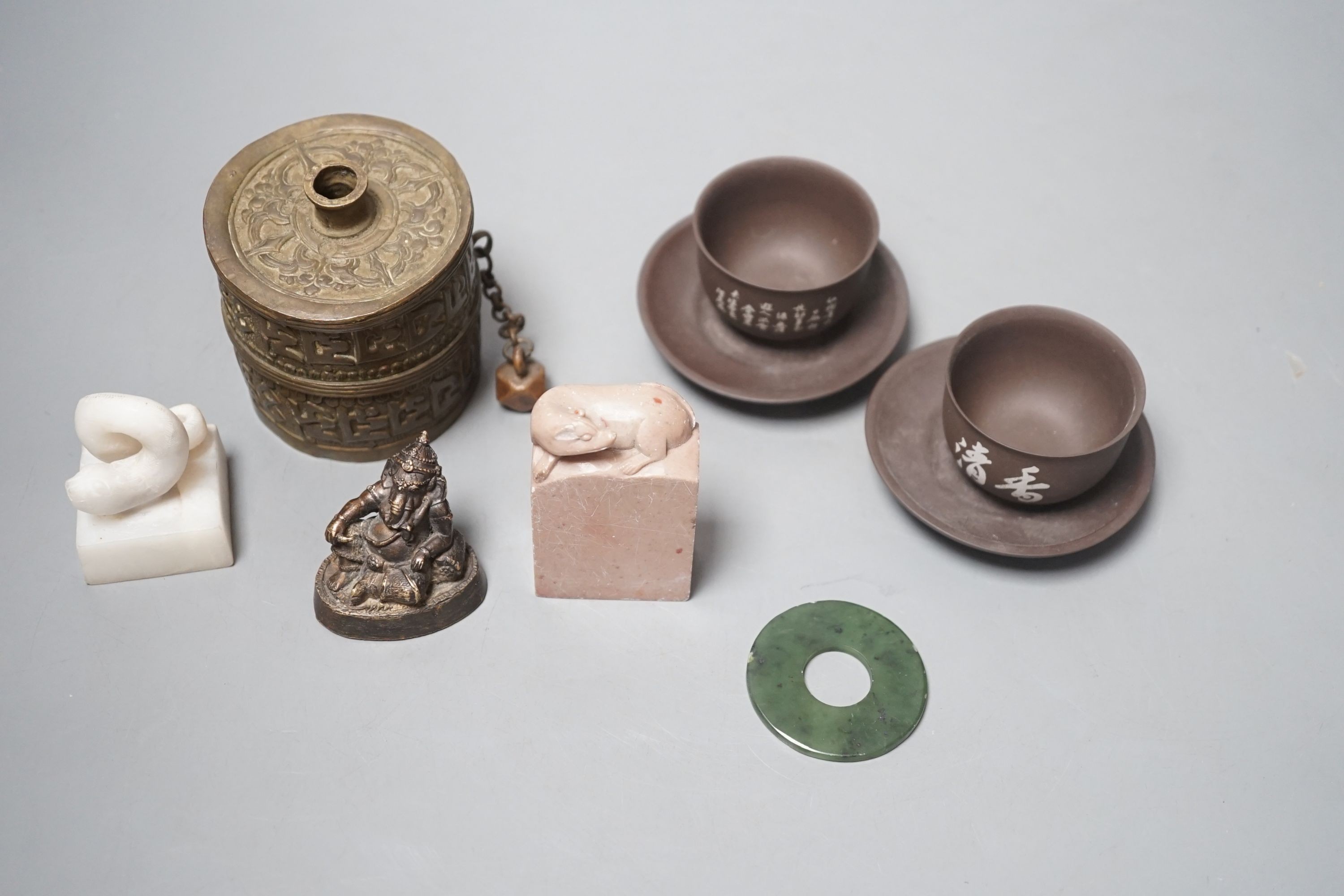 Assorted Chinese small items, a Himalayan bronze etc.